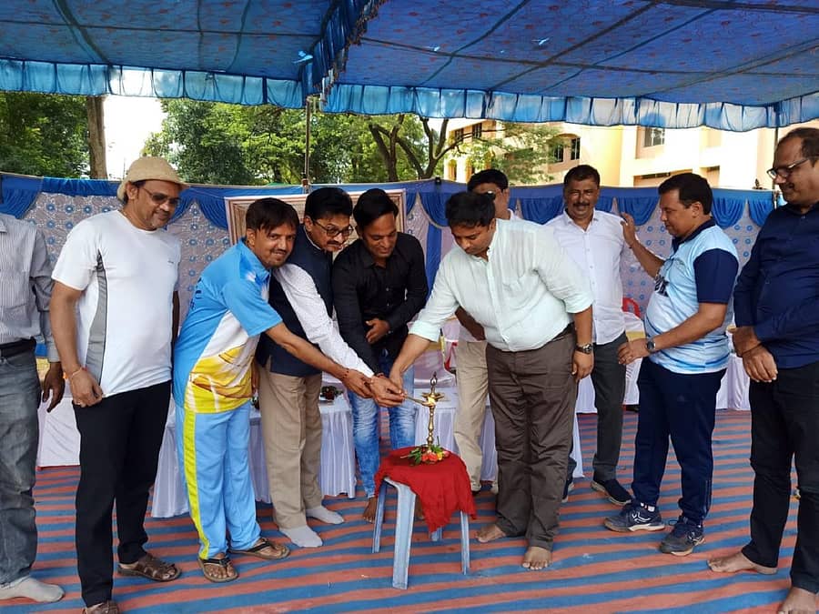 ಕ್ರಿಕೆಟ್ ಟೂರ್ನಿಯ ಉದ್ಘಾಟನಾ ಕಾರ್ಯಕ್ರಮದಲ್ಲಿ ಜಿತೇಂದ್ರ ಕುಂದೇಶ್ವರ, ಶ್ರೀನಿವಾಸ ನಾಯಕ್ ಇಂದಾಜೆ, ಶಶಿಕುಮಾರ್, ಡಾ ರಾಜೇಂದ್ರ ಕೆ.ವಿ, ಜಗನ್ನಾಥ ಶೆಟ್ಟಿ ಬಾಳ ಮತ್ತಿತರರು ಇದ್ದರು