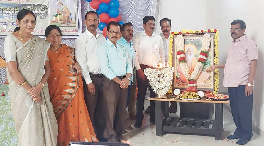 ಮೂಡಿಗೆರೆಯಲ್ಲಿ ಭಾನುವಾ ಮಹರ್ಷಿ ವಾಲ್ಮೀಕಿ ಜಯಂತಿಯಲ್ಲಿ ಶಾಸಕ ಎಂ.ಪಿ ಕುಮಾರಸ್ವಾಮಿ ಮಹರ್ಷಿ ವಾಲ್ಮೀಕಿ ಭಾವಚಿತ್ರಕ್ಕೆ ಪುಷ್ಪಾರ್ಚನೆ ಮಾಡಿದರು