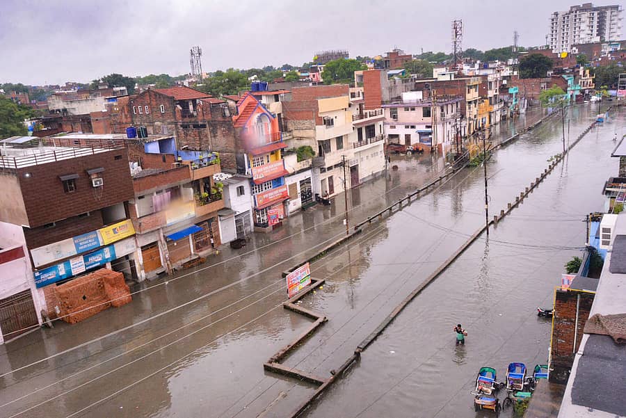 ಕಾನ್ಪುರದಲ್ಲಿ ಭಾರಿ ಮಳೆಯಿಂದಾಗಿ ಜಲಾವೃತಗೊಂಡ ರಸ್ತೆ