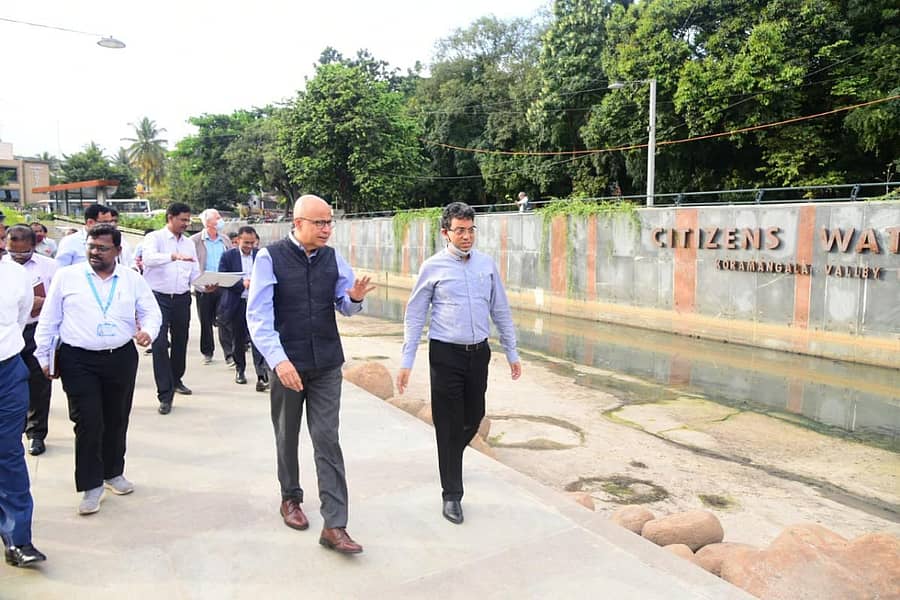 ವಿಶ್ವ ಬ್ಯಾಂಕ್ ಪ್ರತಿನಿಧಿಗಳು ಕೋರಮಂಗಲ ರಾಜಕಾಲುವೆ ಜಲಮಾರ್ಗ ಯೋಜನೆ ಕಾಮಗಾರಿಯನ್ನು ಪರಿಶೀಲಿಸಿದರು. ಬಿಬಿಎಂಪಿ ಮುಖ್ಯ ಆಯುಕ್ತ ತುಷಾರ್‌ ಗಿರಿನಾಥ್‌ ಇದ್ದರು