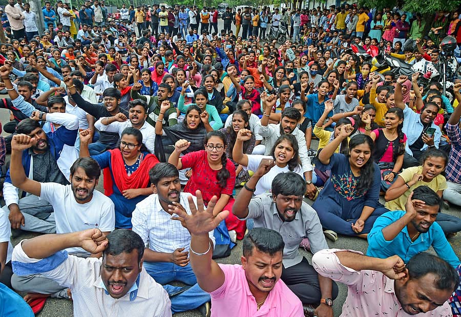 ಬೆಂಗಳೂರು ವಿಶ್ವವಿದ್ಯಾಲಯದ ಜ್ಞಾನಭಾರತಿ ಆವರಣದಲ್ಲಿ ಮಂಗಳವಾರ ಪ್ರತಿಭಟನೆ ನಡೆಸಿದ ವಿದ್ಯಾರ್ಥಿಗಳು, ‘ಆವರಣದಲ್ಲಿ ಖಾಸಗಿ ವಾಹನಗಳ ಸಂಚಾರ ನಿಷೇಧಿಸಿ’ ಎಂದು ಘೋಷಣೆ ಕೂಗಿದರು – ಪ್ರಜಾವಾಣಿ ಚಿತ್ರ