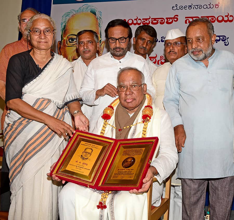 ನಗರದಲ್ಲಿ ಮಂಗಳವಾರ ಹಮ್ಮಿಕೊಂಡಿದ್ದ ಜಯಪ್ರಕಾಶ್ ನಾರಾಯಣ್–121 ಸಮಾರಂಭದಲ್ಲಿ ಸಾಮಾಜಿಕ ಕಾರ್ಯಕರ್ತೆ ಮೇಧಾ ಪಾಟ್ಕರ್ ಅವರು ಮಾಜಿ ಸಚಿವ ಪಿ.ಜಿ.ಆರ್.ಸಿಂಧ್ಯಾ ಅವರಿಗೆ ‘ಜೆ.ಪಿ.ಪ್ರಶಸ್ತಿ’ ಪ್ರದಾನ ಮಾಡಿದರು. ಎಂ.ವಿ.ಗಣೇಶ್, ಬಿ.ಆರ್.ಪಾಟೀಲ್, ಬಿ.ಎಲ್.ಶಂಕರ್, ದಯಾನಂದ್ ಕೋಲಾರ, ಕೆ.ವಿ.ನಾಗರಾಜ ಮೂರ್ತಿ ಇದ್ದರು.