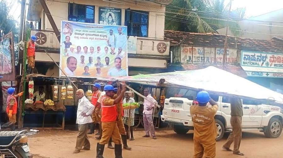 ರಟ್ಟೀಹಳ್ಳಿ ಪಟ್ಟಣದಲ್ಲಿ ಅನಧಿಕೃತವಾಗಿ ಹಾಕಲಾಗಿದ್ದ ಬ್ಯಾನರ್, ಫ್ಲೆಕ್ಸ್ಗಳನ್ನು ಪಟ್ಟಣ ಪಂಚಾಯ್ತಿ ಸಿಬ್ಬಂದಿ ಬುಧವಾರ ತೆರವುಗೊಳಿಸಿದರು.