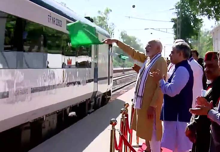 ಪ್ರಧಾನಿ ನರೇಂದ್ರ ಮೋದಿ ಅವರು ವಂದೇ ಭಾರತ್ ಎಕ್ಸ್ಪ್ರೆಸ್ ರೈಲಿಗೆ ಚಾಲನೆ ನೀಡಿದರು.