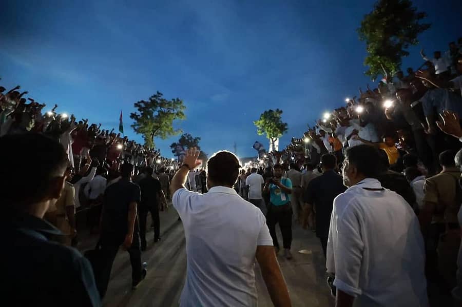 ಭಾರತ್‌ ಜೋಡೋ ಯಾತ್ರೆ ಕೈಗೊಂಡಿರುವ ಕಾಂಗ್ರೆಸ್‌ ಮುಖಂಡ ರಾಹುಲ್‌ ಗಾಂಧಿ ಶುಕ್ರವಾರ ಸಂಜೆ ಬಳ್ಳಾರಿ ಗಡಿಯ ಒಎಂಸಿ ರೈಲ್ವೆ ಗೇಟ್‌ ಬಳಿ ಬಂದಾಗ ಸ್ವಾಗತಿಸಲು ನೆರೆದಿದ್ದ ಜನರತ್ತ ಕೈ ಬೀಸಿದರು. ಕೆಪಿಸಿಸಿ ಅಧ್ಯಕ್ಷ ಡಿ.ಕೆ. ಶಿವಕುಮಾರ್‌ ಇದ್ದಾರೆ