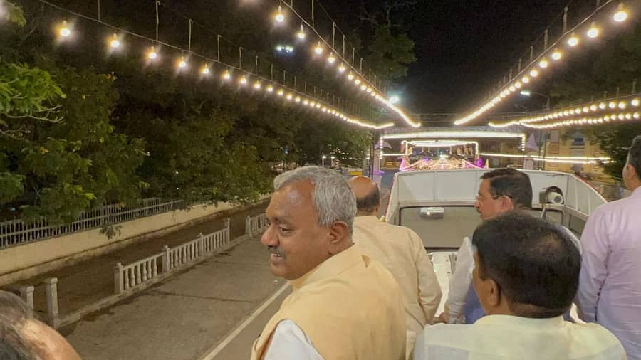 ಮುಖ್ಯಮಂತ್ರಿ ಬಸವರಾಜ ಬೊಮ್ಮಾಯಿ ಹಾಗೂ ಸಚಿವರು ಅಂಬಾರಿ ಬಸ್ನಲ್ಲಿ ದಸರಾ ವಿದ್ಯುತ್ ದೀಪಾಲಂಕಾರ ವೀಕ್ಷಿಸಿದ ಕ್ಷಣ