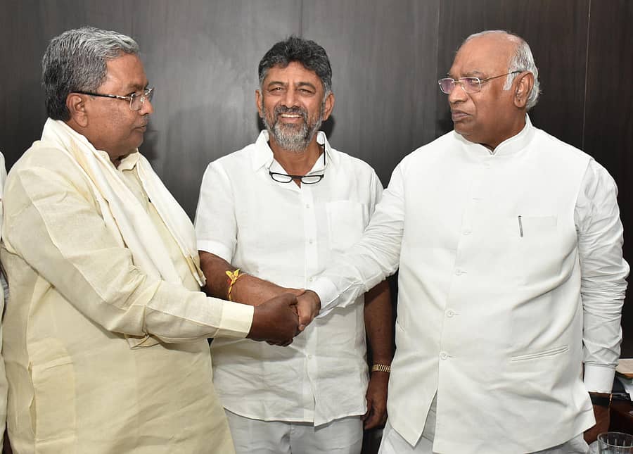 ಎಐಸಿಸಿ ಅಧ್ಯಕ್ಷರ ಆಯ್ಕೆಗಾಗಿ ಸೋಮವಾರ ನಡೆದ ಮತದಾನದಲ್ಲಿ ಮತ ಚಲಾಯಿಸಲು ಕೆಪಿಸಿಸಿ ಕಚೇರಿಗೆ ಬಂದ ಮಲ್ಲಿಕಾರ್ಜುನ ಖರ್ಗೆ ಅವರಿಗೆ ವಿಧಾನಸಭೆ ವಿರೋಧ ಪಕ್ಷದ ನಾಯಕ ಸಿದ್ದರಾಮಯ್ಯ ಮತ್ತು ಕೆಪಿಸಿಸಿ ಅಧ್ಯಕ್ಷ ಡಿ.ಕೆ. ಶಿವಕುಮಾರ್ ಜಂಟಿಯಾಗಿ ಶುಭ ಕೋರಿದರು– ಪ್ರಜಾವಾಣಿ ಚಿತ್ರ