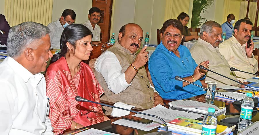 ಮುಖ್ಯಮಂತ್ರಿ ಬಸವರಾಜ ಬೊಮ್ಮಾಯಿ ಅವರು ರಾಜ್ಯದ ವಿವಿಧ ಜಿಲ್ಲೆಯ ಜಿಲ್ಲಾಧಿಕಾರಿಗಳೊಂದಿಗೆ ಸಭೆ ನಡೆಸಿದರು. (ಎಡದಿಂದ) ಸಚಿವ ವಿ.ಸೋಮಣ್ಣ, ಸರ್ಕಾರದ ಮುಖ್ಯ ಕಾರ್ಯದರ್ಶಿ ವಂದಿತಾ ಶರ್ಮ, ಸಚಿವರಾದ ಆರ್. ಅಶೋಕ, ಜೆ.ಸಿ. ಮಾಧುಸ್ವಾಮಿ ಮತ್ತು ವಿ. ಸುನಿಲ್ ಕುಮಾರ್ ಇದ್ದರು -–ಪ್ರಜಾವಾಣಿ ಚಿತ್ರ