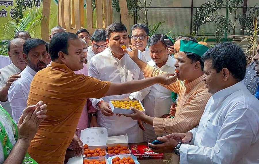 ತೇಜಸ್ವಿ ಯಾದವ್ ಅವರ ಜಾಮೀನು ರದ್ದತಿ ಕೋರಿ ಸಿಬಿಐ ಸಲ್ಲಿಸಿದ್ದ ಅರ್ಜಿಯನ್ನು ದೆಹಲಿ ಹೈಕೋರ್ಟ್ ತಿರಸ್ಕರಿಸಿದ ಹಿನ್ನೆಲೆಯಲ್ಲಿ ಪಾಟ್ನಾದಲ್ಲಿ ಆರ್ಜೆಡಿ ಪಕ್ಷದ ಕಾರ್ಯಕರ್ತರು ಪರಸ್ಪರ ಸಿಹಿ ಹಂಚಿ ಸಂಭ್ರಮಿಸಿದರು –ಪಿಟಿಐ ಚಿತ್ರ