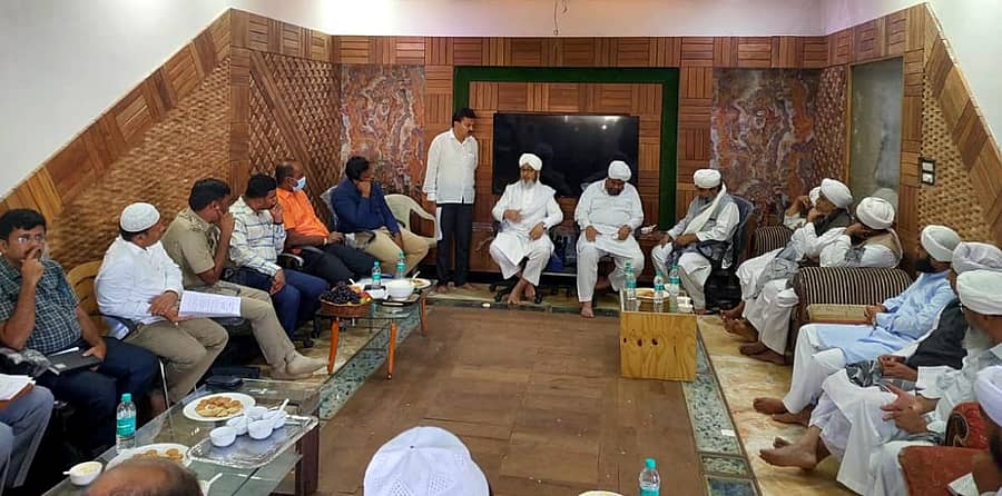 ಚನ್ನಪಟ್ಟಣ ನಗರದ ಮುಸ್ಲಿಂ ಮುಖಂಡರೊಬ್ಬರ ನಿವಾಸದಲ್ಲಿ ನಡೆದ ಸಭೆಯಲ್ಲಿ ಮುಸ್ಲಿಂ ಧರ್ಮಗುರುಗಳು, ಮುಖಂಡರು, ಅಧಿಕಾರಿಗಳು ಭಾಗವಹಿಸಿದ್ದರು