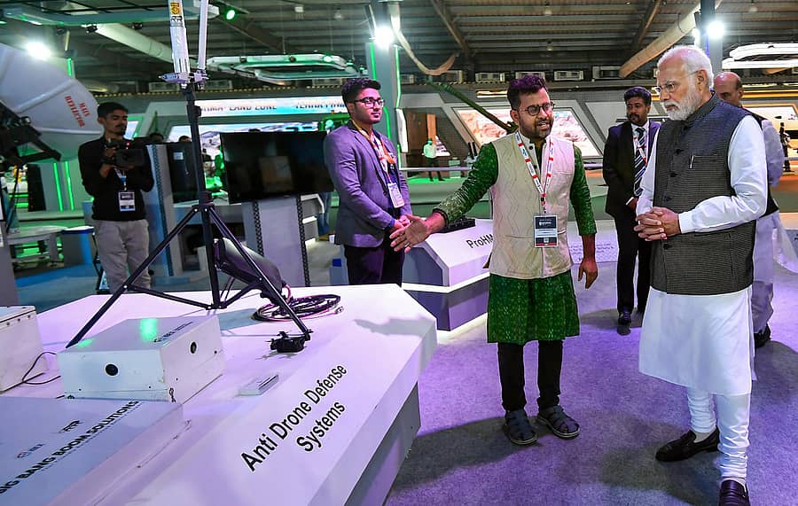ಪ್ರಧಾನಿ ಮೋದಿ ಅವರು ರಕ್ಷಣಾ ಸಲಕರಣೆಗಳನ್ನು ವೀಕ್ಷಿಸಿದರು–ಪಿಟಿಐ ಚಿತ್ರ