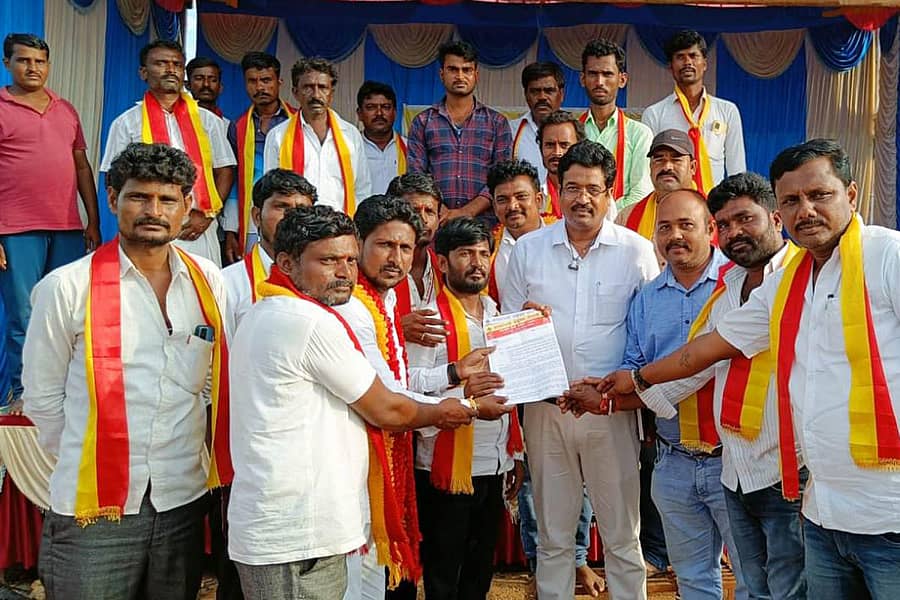 ಹುಣಸಗಿ ತಾಲ್ಲೂಕಿನ ಕೊಡೇಕಲ್ಲ ವಲಯದ ಹಳ್ಳಿಗಳಿಗೂ ನಿರಂತರ ಜ್ಯೋತಿ ವಿದ್ಯುತ್ ಸರಬರಾಜಿಗೆ ಒತ್ತಾಯಿಸಿ ಎರಡು ದಿನದಿಂದ ನಡೆಯುತ್ತಿದ್ದ ಧರಣಿ ಸ್ಥಳಕ್ಕೆ ಮಂಗಳವಾರ ಜೆಸ್ಕಾಂ ಇಇ ರಾಘವೇಂದ್ರ ಭೇಟಿ ನೀಡಿ ಮನವಿ ಸ್ವೀಕರಿಸಿದರು