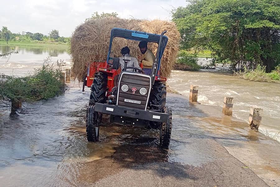ತ್ಯಾವಣಿಗೆಯಿಂದ ಬೆಳಲಗೆರೆ ಸಂಪರ್ಕಿಸುವ ದೊಡ್ಡಹಳ್ಳ ಸೇತುವೆಯ ಗುಂಡಿಯಲ್ಲಿ ಟ್ರ್ಯಾಕ್ಟರ್ ಸಿಲುಕಿರುವುದು (ಎಡಚಿತ್ರ). ಬೆಳಲಗೆರೆ ರಸ್ತೆ ಕುಸಿದಿರುವುದು