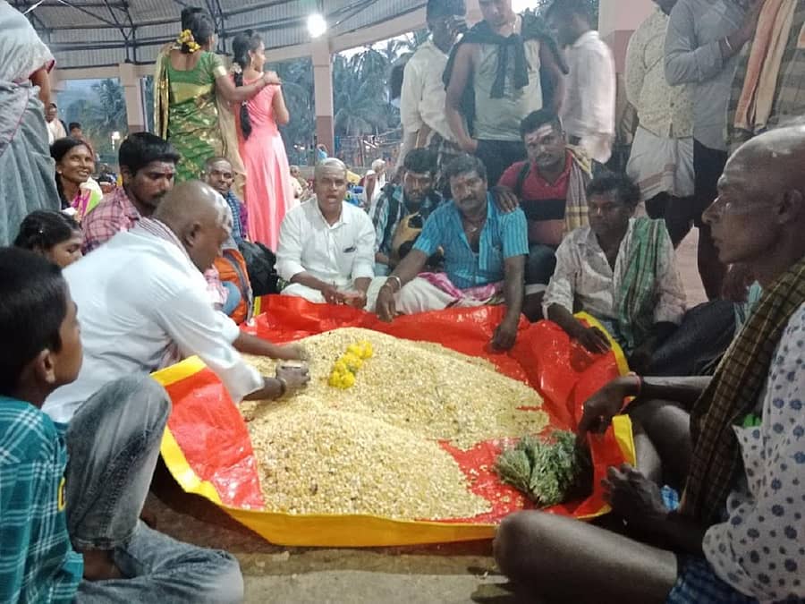 ದೀಪಾವಳಿ ಜಾತ್ರೆ ಸಂದರ್ಭದಲ್ಲಿ ಮಹದೇಶ್ವರನ ಭಕ್ತರು ನಡೆಸುವ ಕಡಲೆ ಸೇವೆಯ ಸಂಗ್ರಹ ಚಿತ್ರ