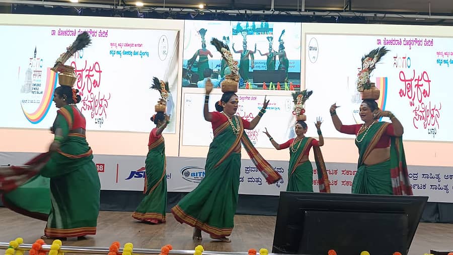 ವಿಶ್ವಕವಿ ಸಮ್ಮೇಳನದಲ್ಲಿ ರೇಣುಕಾ ಯಲ್ಲಮ್ಮ ತಂಡದವರು ಜೋಗತಿ ನೃತ್ಯ ಪ್ರದರ್ಶಿಸಿದರು.