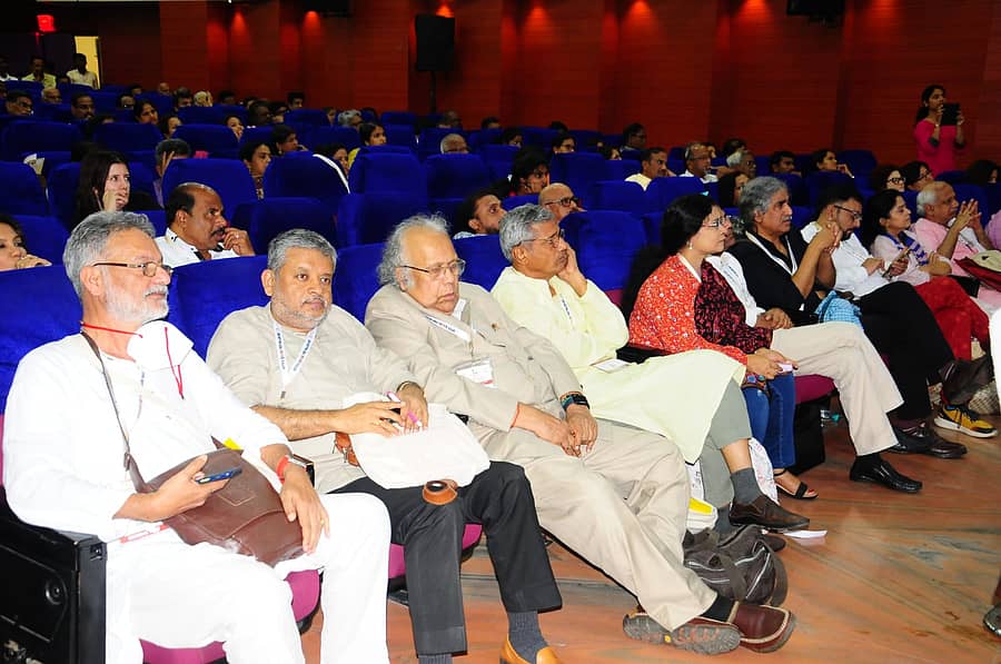 ಬಳ್ಳಾರಿಯಲ್ಲಿ ನಡೆಯುತ್ತಿರುವ ಸಂಗಂ ವಿಶ್ವಕವಿ ಸಮ್ಮೇಳನದ ಐದನೆಯ ಗೋಷ್ಠಿಯಲ್ಲಿ   ಏ.ಜೆ. ಥಾಮಸ್‌, ಪ್ರಬಲಕುಮಾರ್‌ ಬಸು, ಡಾ. ಎಚ್‌.ಎಸ್‌. ಶಿವಪ್ರಕಾಶ್‌, ಕಂಜಿ ಪಟೇಲ್‌, ಅನಾಮಿಕಾ, ಅಶ್ವನಿ ಕುಮಾರ್‌ ಕವಿತೆಗಳನ್ನು ಆನಂದಿಸಿದರು.