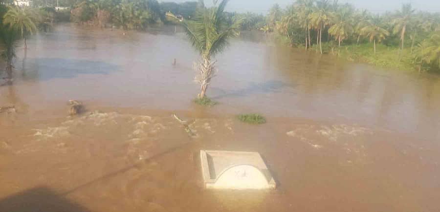 ಹಿರಿಯೂರು ನಗರದ ಮಧ್ಯಭಾಗದಲ್ಲಿ ಹಾದು ಹೋಗಿರುವ ವೇದಾವತಿ ನದಿಯಲ್ಲಿ ವರ್ಷದಲ್ಲಿ ಎರಡನೇ ಬಾರಿಗೆ ಈಶ್ವರನ ದೇವಸ್ಥಾನ ನೀರಿನಲ್ಲಿ ಮುಳುಗಿರುವುದು.