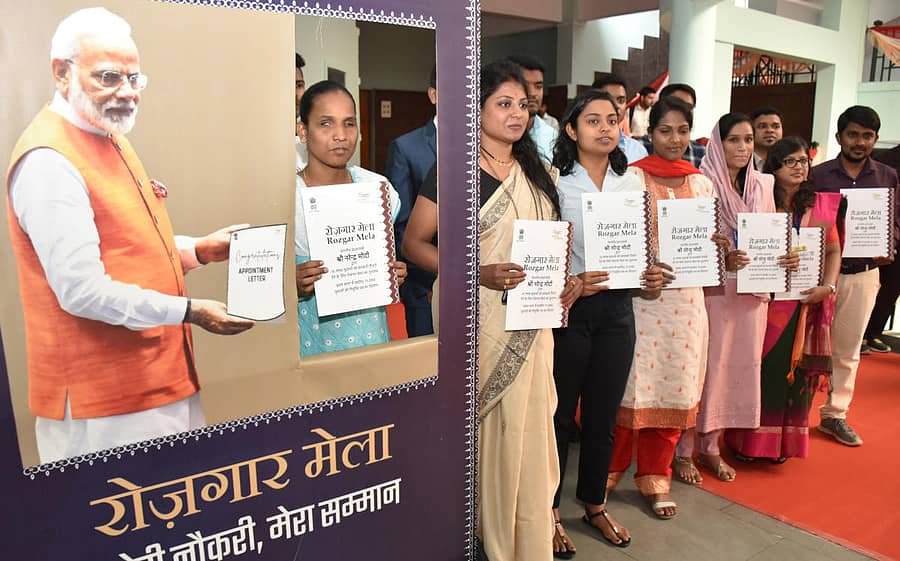 ಬೆಂಗಳೂರಿನಲ್ಲಿ ಶನಿವಾರ ಆಯೋಜಿಸಿದ್ದ ‘ರೋಜ್ಗಾರ್ ಮೇಳ’ದಲ್ಲಿ ನೇಮಕಾತಿ ಆದೇಶದ ಪ್ರತಿ ಪ್ರದರ್ಶಿಸಿದ ಉದ್ಯೋಗಿಗಳು.