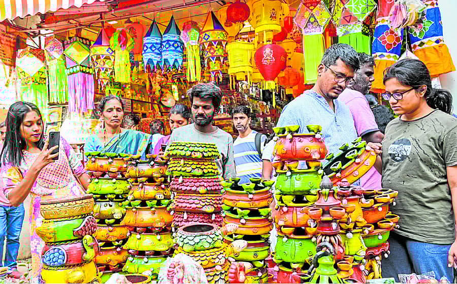 ದೀಪಾವಳಿ ಹಬ್ಬದ ಪ್ರಯುಕ್ತ ನಗರದ ಸಂಪಿಗೆ ರಸ್ತೆಯ ಅಂಗಡಿಯೊಂದರಲ್ಲಿ ಜನರು ವಿವಿಧ ವಿನ್ಯಾಸದ ದೀಪಗಳು ಮತ್ತು ಆಕಾಶ ಬುಟ್ಟಿಗಳನ್ನು ಖರೀದಿಸಿದರು –ಪ್ರಜಾವಾಣಿ ಚಿತ್ರ