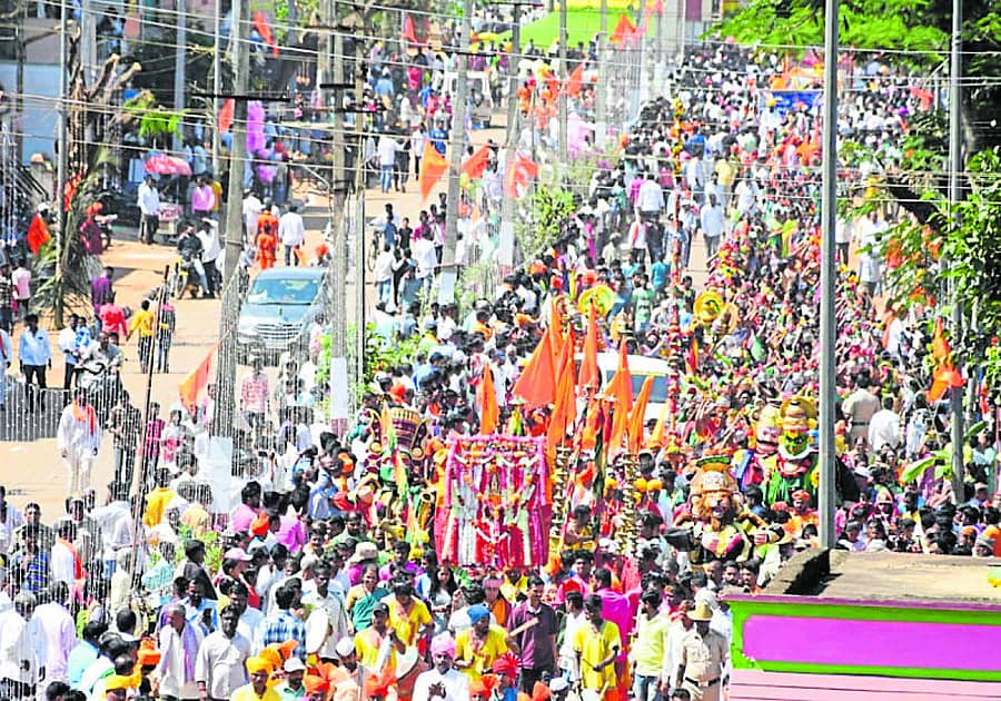 ಚನ್ನಮ್ಮನ ಕಿತ್ತೂರಿನಲ್ಲಿ ಸೋಮವಾರ ಕಿತ್ತೂರು ಉತ್ಸವದ ಅಂಗವಾಗಿ ಜಾನಪದ ಕಲಾಮೇಳದಲ್ಲಿ ಸೇರಿದ ಜನಸ್ತೋಮ / ಪ್ರಜಾವಾಣಿ ಚಿತ್ರ: ಏಕನಾಥ ಅಗಸಿಮನಿ