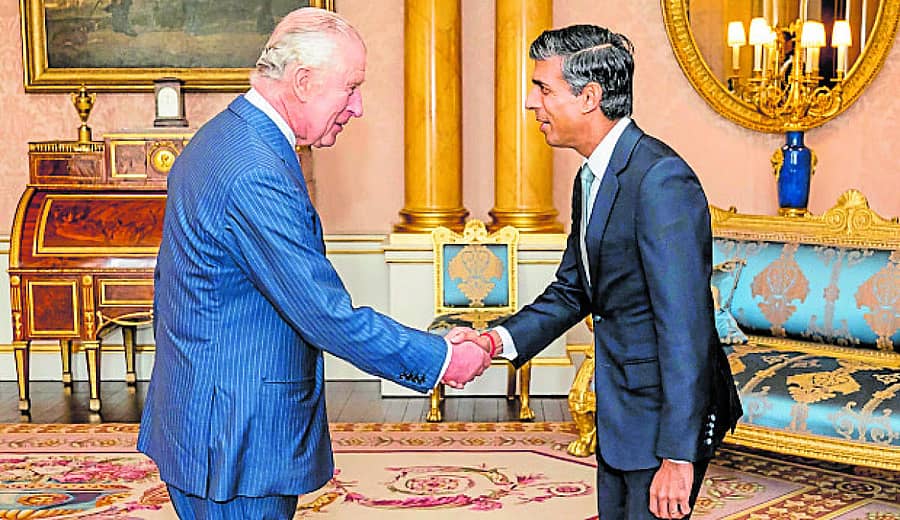 ಬ್ರಿಟನ್ನ ಹೊಸ ಪ್ರಧಾನಿ ರಿಷಿ ಸುನಕ್ ಅವರು ಬಕಿಂಗ್ಹ್ಯಾಮ್ ಅರಮನೆಗೆ ತೆರಳಿ ರಾಜ ಮೂರನೇ ಚಾರ್ಲ್ಸ್ ಅವರನ್ನು ಭೇಟಿಯಾದರು –ಪಿಟಿಐ ಚಿತ್ರ