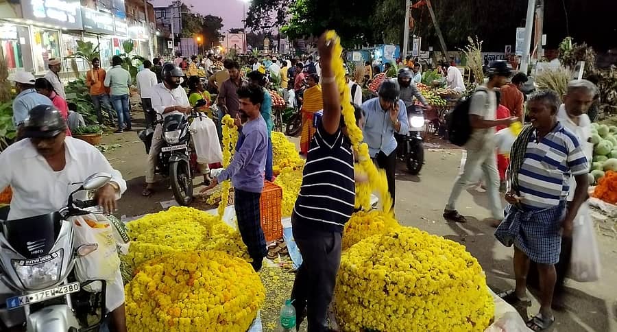 ದೀಪಾವಳಿ ಹಬ್ಬದ ಹಿನ್ನೆಲೆಯಲ್ಲಿ ದಾವಣಗೆರೆಯ ಪ್ರವಾಸಿ ಮಂದಿರದ ರಸ್ತೆಯಲ್ಲಿ ಮಂಗಳವಾರ ಸಂಜೆ ಹೆಚ್ಚಿನ ಸಂಖ್ಯೆಯಲ್ಲಿ ಜನ ಖರೀದಿಗೆ ಬಂದಿದ್ದರು (ಎಡಚಿತ್ರ). ಪ್ರವಾಸಿ ಮಂದಿರ ರಸ್ತೆಯಲ್ಲಿ ದೀಪಾವಳಿ ಹಬ್ಬದ ಅಂಗವಾಗಿ ಹೂವು–ಹಣ್ಣು, ಬಾಳೆ ಗೀಡ ಖರೀದಿಸುತ್ತಿರುವುದು – ಪ್ರಜಾವಾಣಿ ಚಿತ್ರ/ ಸತೀಶ ಬಡಿಗೇರ್