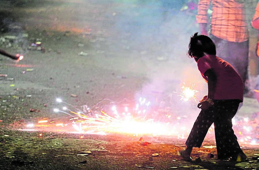 ದಾಸರಹಳ್ಳಿಯಲ್ಲಿ ಮಗುವೊಂದು ಪಟಾಕಿ ಹಚ್ಚಿ ಸಂಭ್ರಮಿಸುತ್ತಿರುವುದು