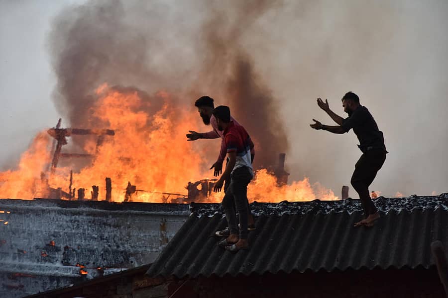 ಬೆಂಗ್ರೆಯಲ್ಲಿ ಹಡಗುಗಳಿಗೆ ಬೆಂಕಿ ಹೊತ್ತಿಕೊಂಡಿರುವುದು.ಪ್ರಜಾವಾಣಿ ಚಿತ್ರ - ಫಕ್ರುದ್ದೀನ್ ಎಚ್.