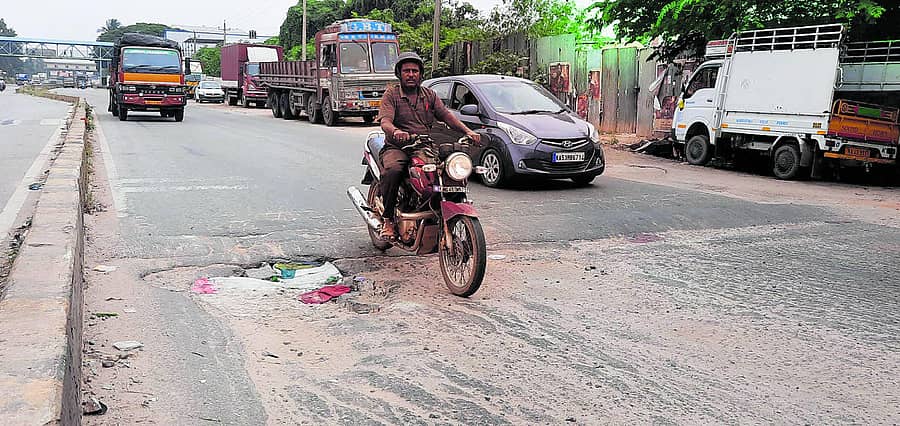 ಬೆಂಗಳೂರು–ತುಮಕೂರು ರಸ್ತೆಯ ಟೋಲ್ಗೇಟ್ ಸಮೀಪದಲ್ಲಿ ಹಾಳಾಗಿರುವ ಸರ್ವೀಸ್ ರಸ್ತೆಯಲ್ಲಿ ಗುಂಡಿಗಳು ಬಿದ್ದಿರುವುದು
