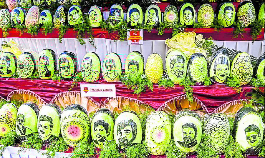 ಶನಿವಾರ ನಗರದ ಕಂಠೀರವ ಸ್ಟುಡಿಯೊ ಆವರಣದಲ್ಲಿ ಇರುವ ಪುನೀತ್ ರಾಜ್ಕುಮಾರ್ ಸಮಾಧಿಯಲ್ಲಿ ಕಲ್ಲಂಗಡಿ ಹಣ್ಣಿನಲ್ಲಿ ಪುನೀತ್ ರಾಜ್ಕುಮಾರ್ ಚಿತ್ರ ಬಿಡಿಸಿರುವ ದೃಶ್ಯ –ಪ್ರಜಾವಾಣಿ ಚಿತ್ರ: ಎಂ.ಎಸ್.ಮಂಜುನಾಥ್