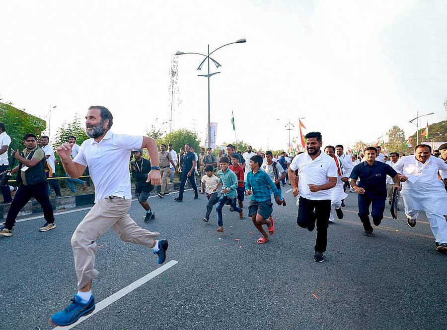 ತೆಲಂಗಾಣದ ಮೆಹಬೂಬ್ ನಗರ ಜಿಲ್ಲೆಯಲ್ಲಿ ಭಾನುವಾರ ಭಾರತ್ ಜೋಡೊ ಯಾತ್ರೆ ವೇಳೆ ರಾಹುಲ್ ಗಾಂಧಿ ಅವರು ಮಕ್ಕಳನ್ನು ಹಿಂದಿಕ್ಕಿ ಓಡಿದರು–ಪಿಟಿಐ ಚಿತ್ರ