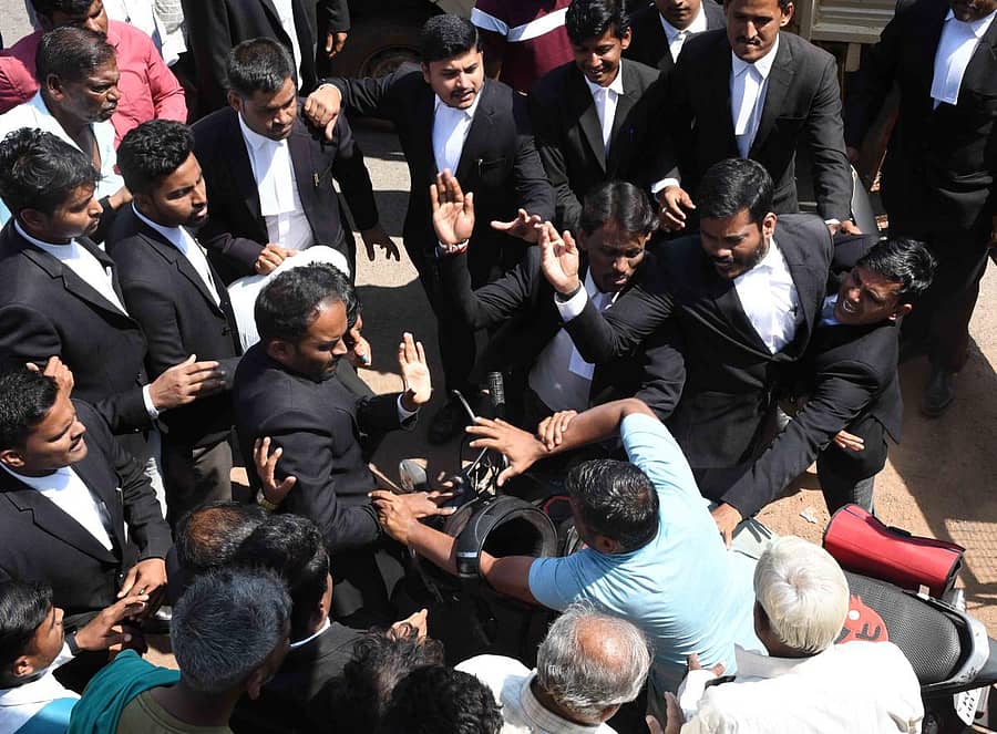 ಧಾರವಾಡದ ಜ್ಯುಬಿಲಿ ವೃತ್ತದಲ್ಲಿ ವಾಹನಸವಾರರೊಬ್ಬರ ಮೇಲೆ ವಕೀಲರು ಸೋಮವಾರ ಪ್ರತಿಭಟನೆ ಸಂದರ್ಭದಲ್ಲಿ ಹಲ್ಲೆ ನಡೆಸಿದರು