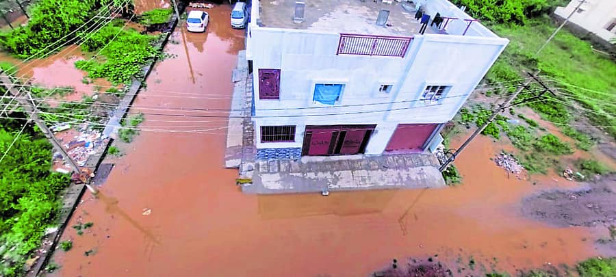 ರಾಜಕಾಲುವೆ ಹರಿವು ಬದಲು: ಬಡಾವಣೆ ಜಲಾವೃತ