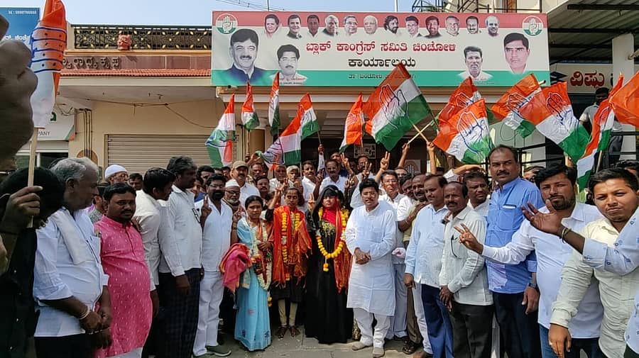 ಚಿಂಚೋಳಿಯ ವಾರ್ಡ್ 14ರ ಉಪ ಚುನಾವಣೆಯಲ್ಲಿ ಕಾಂಗ್ರೆಸ್ ಅಭ್ಯರ್ಥಿ ವೆಂಕಟಮ್ಮ ದಿಲೀಪಕುಮಾರ ಘಾಲಿ ಜಯ ಗಳಿಸಿದ ಪ್ರಯುಕ್ತ ಸಂಭ್ರಮ ಆಚರಿಸಿದ ಪಕ್ಷದ ಮುಖಂಡರು, ಕಾರ್ಯಕರ್ತರು