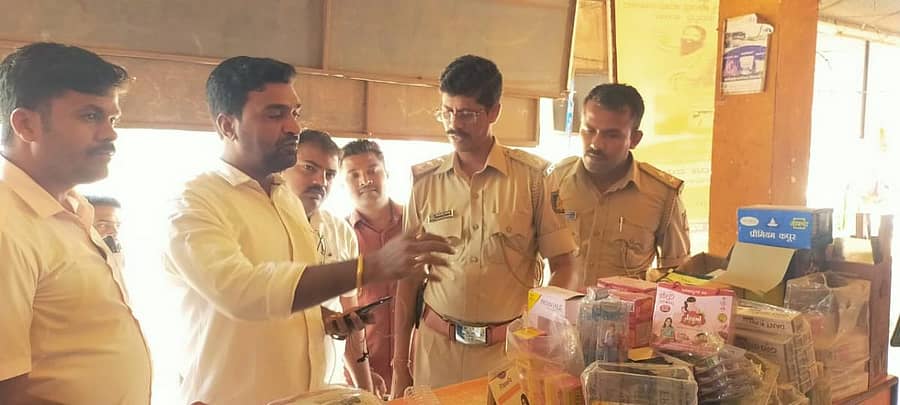 ಹುಮನಾಬಾದ್ ಪಟ್ಟಣದ ಅಂಗಡಿಗಳಿಗೆ ಸೋಮವಾರ ಸಿಪಿಐ ಶರಣಬಸಪ್ಪ ಹಾಗೂ ಪಿಎಸ್ಐ ಮಂಜನಗೌಡ ಪಾಟೀಲ ನೀಡಿ ಪರಿಶೀಲನೆ ನಡೆಸಿದರು