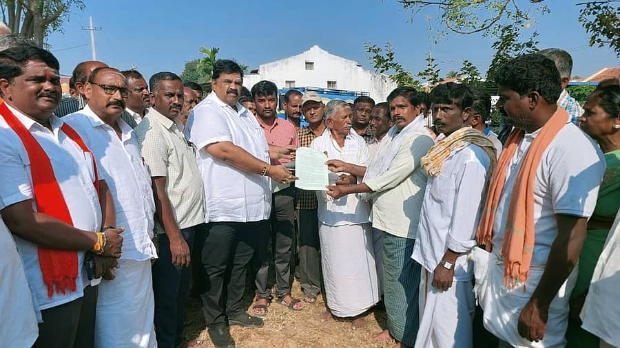 ಕಡೂರು ತಾಲ್ಲೂಕಿನ ಚಿನಕರಿಹಳ್ಳಿ ಗ್ರಾಮದಲ್ಲಿ ಶಾಸಕ ಬೆಳ್ಳಿಪ್ರಕಾಶ್ ಫಲಾನುಭವಿಗಳಿಗೆ ಹಕ್ಕುಪತ್ರ ವಿತರಿಸಿದರು. ತಹಶೀಲ್ದಾರ್ ಜೆ.ಉಮೇಶ್, ಸಿ.ಆರ್.ನಂಜುಂಡಪ್ಪ, ಕೆ.ರಮೇಶ್, ಸಿ.ವಿ.ವೆಂಕಟೇಶಪ್ಪ ಇದ್ದರು