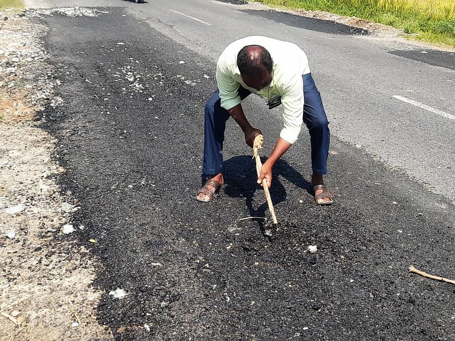 ವಡಗೇರಾ ರಸ್ತೆಯ ಗುಂಡಿಗಳಿಗೆ ಹಾಕಿರುವ ಹಾಕಿದ ಡಾಂಬರ್ ಕಿತ್ತು ಬರುತ್ತಿರುವುದು