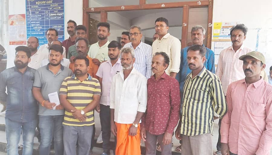 ಶಿವಮೊಗ್ಗದಲ್ಲಿ ಗ್ರಾಮೀಣ ಹೋರಾಟ ಸಮಿತಿಯಿಂದ ಸೋಮವಾರ ಜಿಲ್ಲಾಡಳಿತಕ್ಕೆ ಮನವಿ ಸಲ್ಲಿಸಲಾಯಿತು