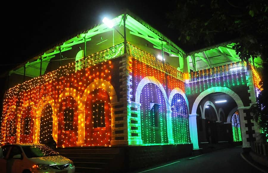 ಕರ್ನಾಟಕ ರಾಜ್ಯೋತ್ಸವದ ಅಂಗವಾಗಿ ಹುಬ್ಬಳ್ಳಿಯ ಮಹಾನಗರ ಪಾಲಿಕೆ ಕೇಂದ್ರ ಕಚೇರಿಯನ್ನು ವಿದ್ಯುತ್ ದೀಪಗಳಿಂದ ಅಲಂಕರಿಸಲಾಗಿತ್ತು