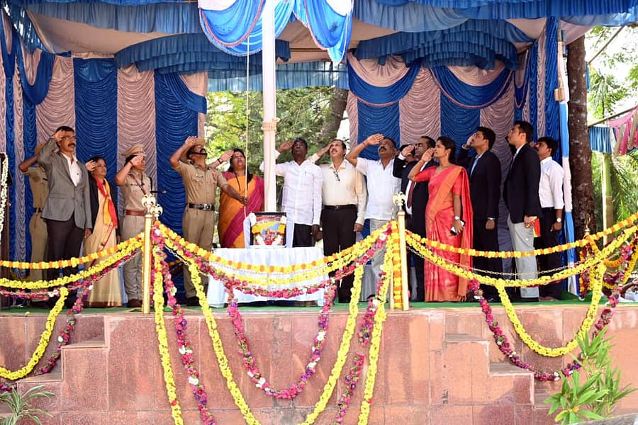 ಕರ್ನಾಟಕ ರಾಜ್ಯೋತ್ಸವದ ಅಂಗವಾಗಿ ಕಾರವಾರದಲ್ಲಿ ಮಂಗಳವಾರ ಸಚಿವ ಕೋಟ ಶ್ರೀನಿವಾಸ ಪೂಜಾರಿ ಧ್ವಜಾರೋಹಣ ನೆರವೇರಿಸಿದರು. ವಿಧಾನಪರಿಷತ್ ಸದಸ್ಯ ಗಣಪತಿ ಉಳ್ವೇಕರ್, ಶಾಸಕಿ ರೂಪಾಲಿ ನಾಯ್ಕ ಹಾಗೂ ಅಧಿಕಾರಿಗಳಿದ್ದಾರೆ