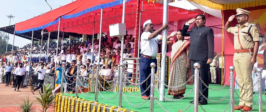 ಬೀದರ್ನ ನೆಹರೂ ಕ್ರೀಡಾಂಗಣದಲ್ಲಿ ಜಿಲ್ಲಾಧಿಕಾರಿ ಗೋವಿಂದ ರೆಡ್ಡಿ ರಾಷ್ಟ್ರ ಧ್ವಜಾರೋಹಣ ನೆರವೇರಿಸಿ ಧ್ವಜ ವಂದನೆ ಸಲ್ಲಿಸಿದರು. ಜಿಲ್ಲಾ ಪಂಚಾಯಿತಿ ಸಿಇಒ ಶಿಲ್ಪಾ ಹಾಗೂ ಜಿಲ್ಲಾ ಪೊಲೀಸ್ ವರಿಷ್ಠಾಧಿಕಾರಿ ಡಿ.ಕಿಶೋರ ಬಾಬು ಇದ್ದಾರೆ
