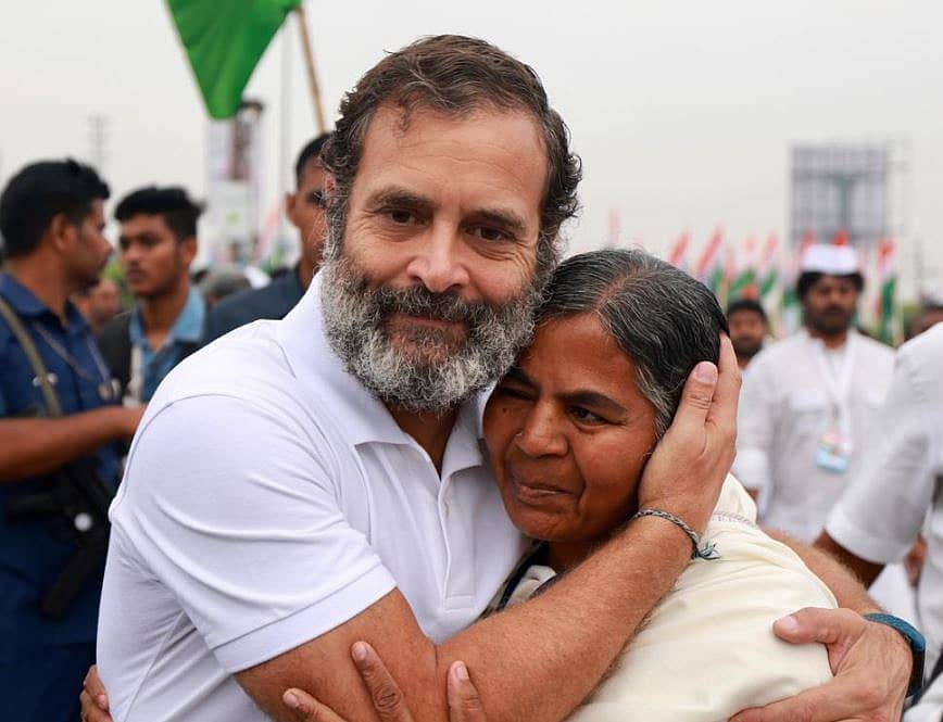 ರೋಹಿತ್‌ ವೇಮುಲಾ ಅವರ ತಾಯಿ ರಾಧಿಕಾ ವೇಮುಲಾ ಅವರ ಜೊತೆ ಕಾಂಗ್ರೆಸ್‌ ನಾಯಕ ರಾಹುಲ್‌ ಗಾಂಧಿ | ಟ್ವಿಟರ್‌ ಚಿತ್ರ