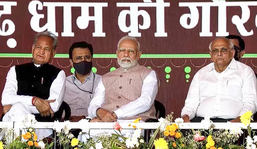 ಮಾನಗಡ ಧಾಮ್ನಲ್ಲಿ ಮಂಗಳವಾರ ನಡೆದ ಕಾರ್ಯಕ್ರಮದಲ್ಲಿ ಪ್ರಧಾನಿ ನರೇಂದ್ರ ಮೋದಿ ಭಾಗವಹಿಸಿದ್ದರು. ರಾಜಸ್ಥಾನದ ಮುಖ್ಯಮಂತ್ರಿ ಅಶೋಕ್ ಗೆಹಲೋತ್, ಗುಜರಾತ್ ಮುಖ್ಯಮಂತ್ರಿ ಭೂಪೇಂದ್ರ ಪಟೇಲ್ ಪಾಲ್ಗೊಂಡಿದ್ದರು – ಪಿಟಿಐ ಚಿತ್ರ