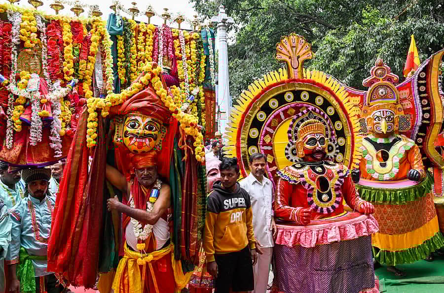 ನಗರದ ಮೈಸೂರು ಬ್ಯಾಂಕ್ ವೃತ್ತದಲ್ಲಿ ಕರ್ನಾಟಕ ರಾಜ್ಯೋತ್ಸವ ಸಮಿತಿ ಆಯೋಜಿಸಿದ್ದ ಕರ್ನಾಟಕ ರಾಜ್ಯೋತ್ಸವ ಕಾರ್ಯಕ್ರಮದಲ್ಲಿ ಜಾನಪದ ಕಲಾತಂಡಗಳು ನೃತ್ಯ ಪ್ರದರ್ಶನ ಮಾಡಿದವು -- –ಪ್ರಜಾವಾಣಿ ಚಿತ್ರ