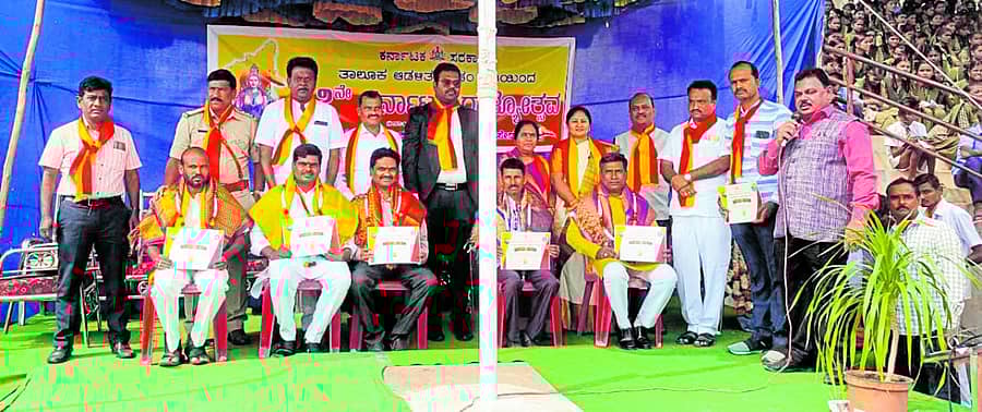 ಸೇಡಂನಲ್ಲಿ ಮಂಗಳವಾರ ನಡೆದ ಕರ್ನಾಟಕ ರಾಜ್ಯೋತ್ಸವದಲ್ಲಿ ವಿವಿಧ ಕ್ಷೇತ್ರಗಳಲ್ಲಿನ ಸಾಧಕರನ್ನು ಸತ್ಕರಿಸಲಾಯಿತು