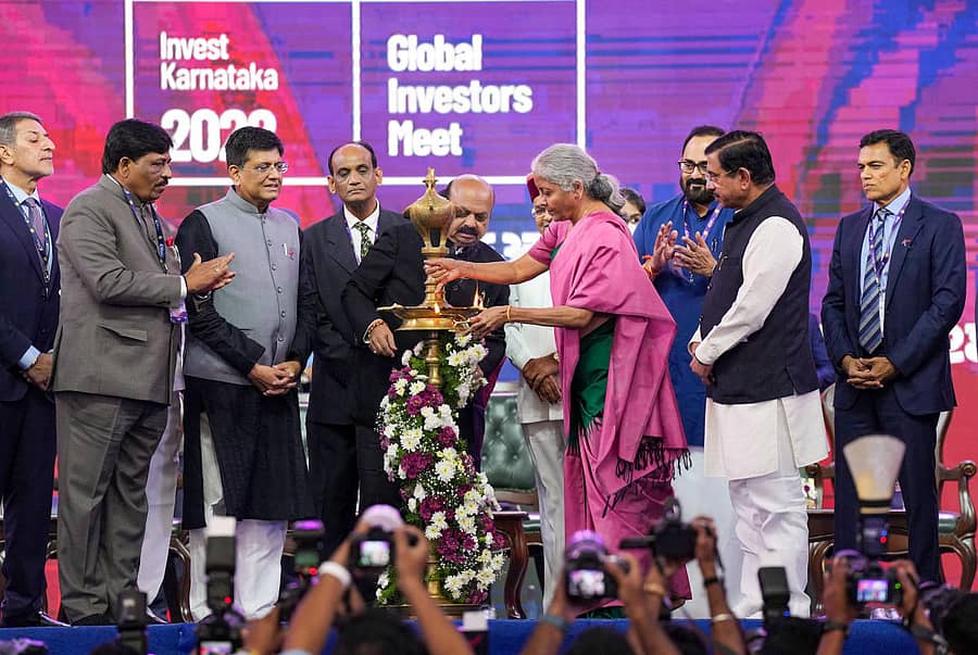 ಬೆಂಗಳೂರಿನ ಅರಮನೆ ಮೈದಾನದಲ್ಲಿ ಆರಂಭಗೊಂಡಿರುವ ಮೂರು ದಿನಗಳ ಇನ್ವೆಸ್ಟ್ ಕರ್ನಾಟಕ 2022: ಜಾಗತಿಕ ಹೂಡಿಕೆದಾರರ ಸಮಾವೇಶದ ಉದ್ಘಾಟನೆ ವೇಳೆ ಕೇಂದ್ರ ಹಣಕಾಸು ಸಚಿವೆ ನಿರ್ಮಲಾ ಸೀತಾರಾಮನ್, ಮುಖ್ಯಮಂತ್ರಿ ಬಸವರಾಜ ಬೊಮ್ಮಾಯಿ ಅವರು ದೀಪ ಬೆಳಗಿಸಿದರು. ಕೇಂದ್ರ ಸಚಿವರಾದ ಪಿಯೂಷ್ ಗೋಯಲ್ ಮತ್ತು ಪ್ರಲ್ಹಾದ್ ಜೋಶಿ ಜೊತೆಯಲ್ಲಿದ್ದಾರೆ.