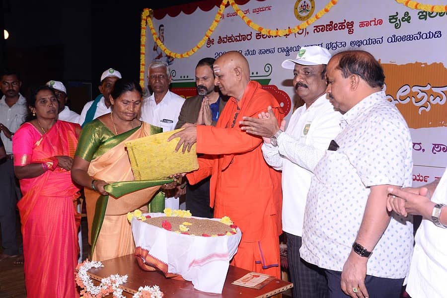 ಹೊಸದುರ್ಗದ ಸಾಣೇಹಳ್ಳಿಯಲ್ಲಿ ಸಿರಿಧಾನ್ಯವನ್ನು ರೈತ ಮಹಿಳೆ ಮಡಿಲಿಗೆ ಹಾಕುವ ಮೂಲಕ ಸಿರಿಧಾನ್ಯಗಳ ವಿಚಾರಸಂಕಿರಣವನ್ನು ಪಂಡಿತಾರಾಧ್ಯ ಶಿವಾಚಾರ್ಯ ಸ್ವಾಮೀಜಿ ಉದ್ಘಾಟಿಸಿದರು