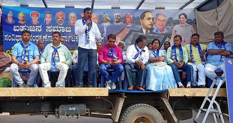 ಮೂಡಿಗೆರೆ ಪಟ್ಟಣದಲ್ಲಿ ಸಂವಿಧಾನ ರಕ್ಷಣೆಗಾಗಿ ರಾಜ್ಯ ವ್ಯಾಪಿ ಸಂಚರಿಸುತ್ತಿರುವ ಜೈಭೀಮ್ ಸಂಚಾರಿ ಜಾಥಾ ಸಭೆಯಲ್ಲಿ ಬಿಎಸ್ಪಿ ರಾಜ್ಯಾಧ್ಯಕ್ಷ ಎಂ.ಕೃಷ್ಣಮೂರ್ತಿ ಮಾತನಾಡಿದರು.