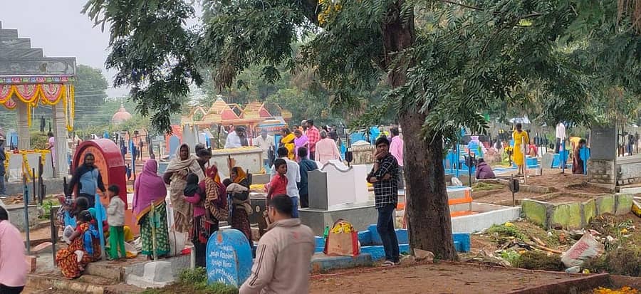 ಕೆಜಿಎಫ್‌ನ ಚಾಂಪಿಯನ್ ರೀಫ್ಸ್ ಸ್ಮಶಾನದಲ್ಲಿ ಸಂಬಂಧಿಕರು, ಅಗಲಿದವರು ಹಾಗೂ ಪ್ರೀತಿ ಪಾತ್ರರಿಗೆ ಪೂಜೆ ಸಲ್ಲಿಸಿದರು