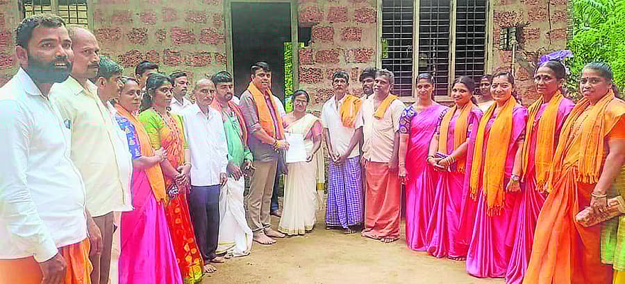 ಶಾಸಕ ಹರೀಶ್ ಪೂಂಜ ಅವರು ಹಕ್ಕುಪತ್ರ ವಿತರಿಸಿದರು